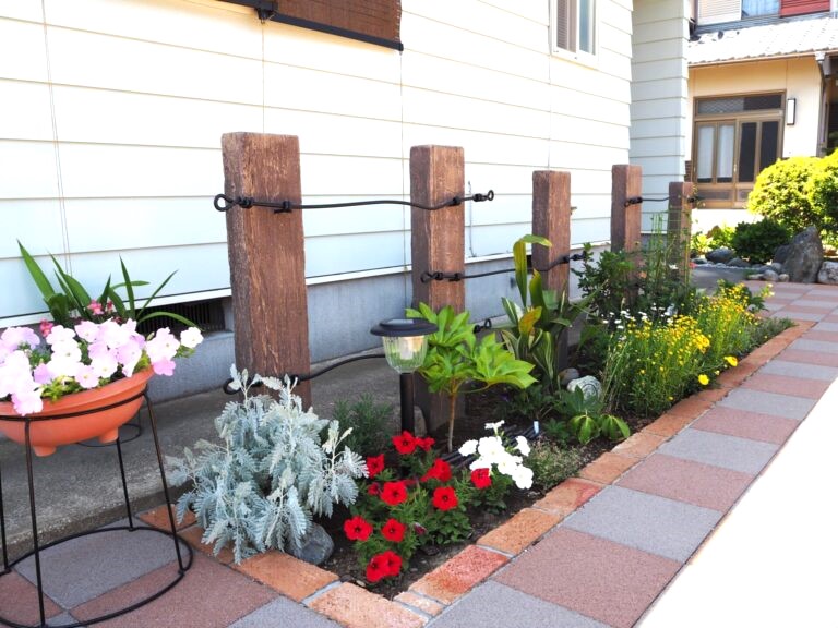 行田市　枕木とアイアンを使用した可愛らしい花壇スペース