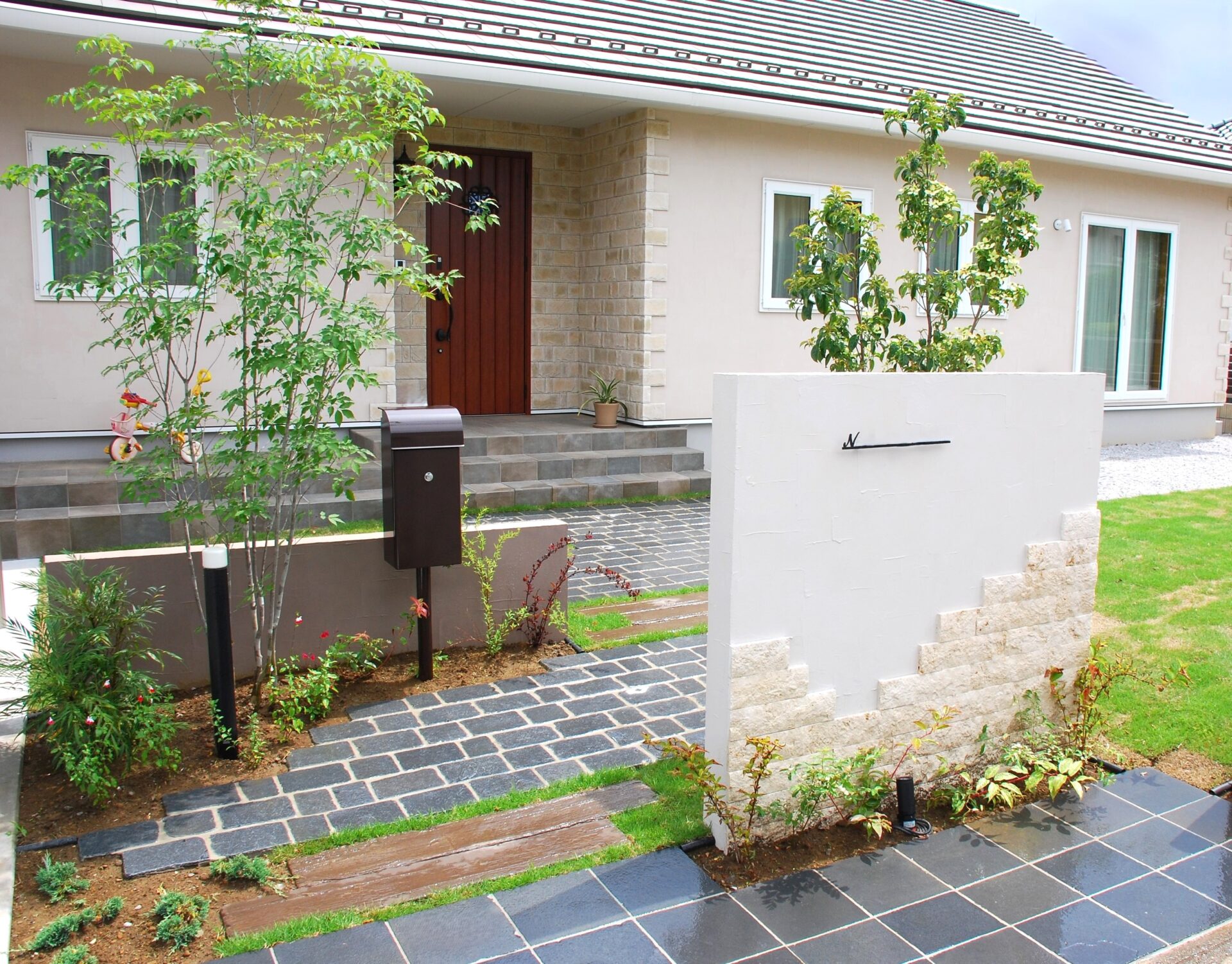 深谷市 お家の雰囲気に調和したファサードデザインのお庭