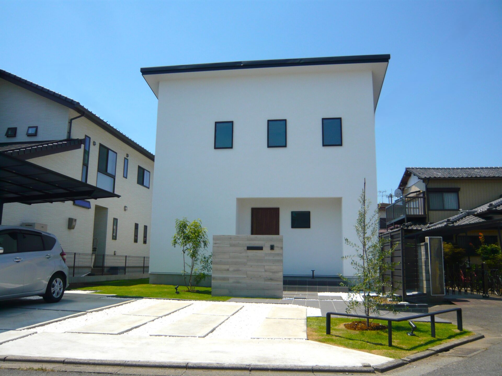 鴻巣市　こだわりの詰まったデザイナーズハウスを引き立てるシンプルモダン外構