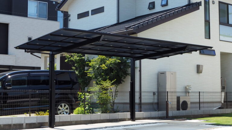 鴻巣市　スタイリッシュでフラット屋根のカーポート　LIXIL「ネスカF」