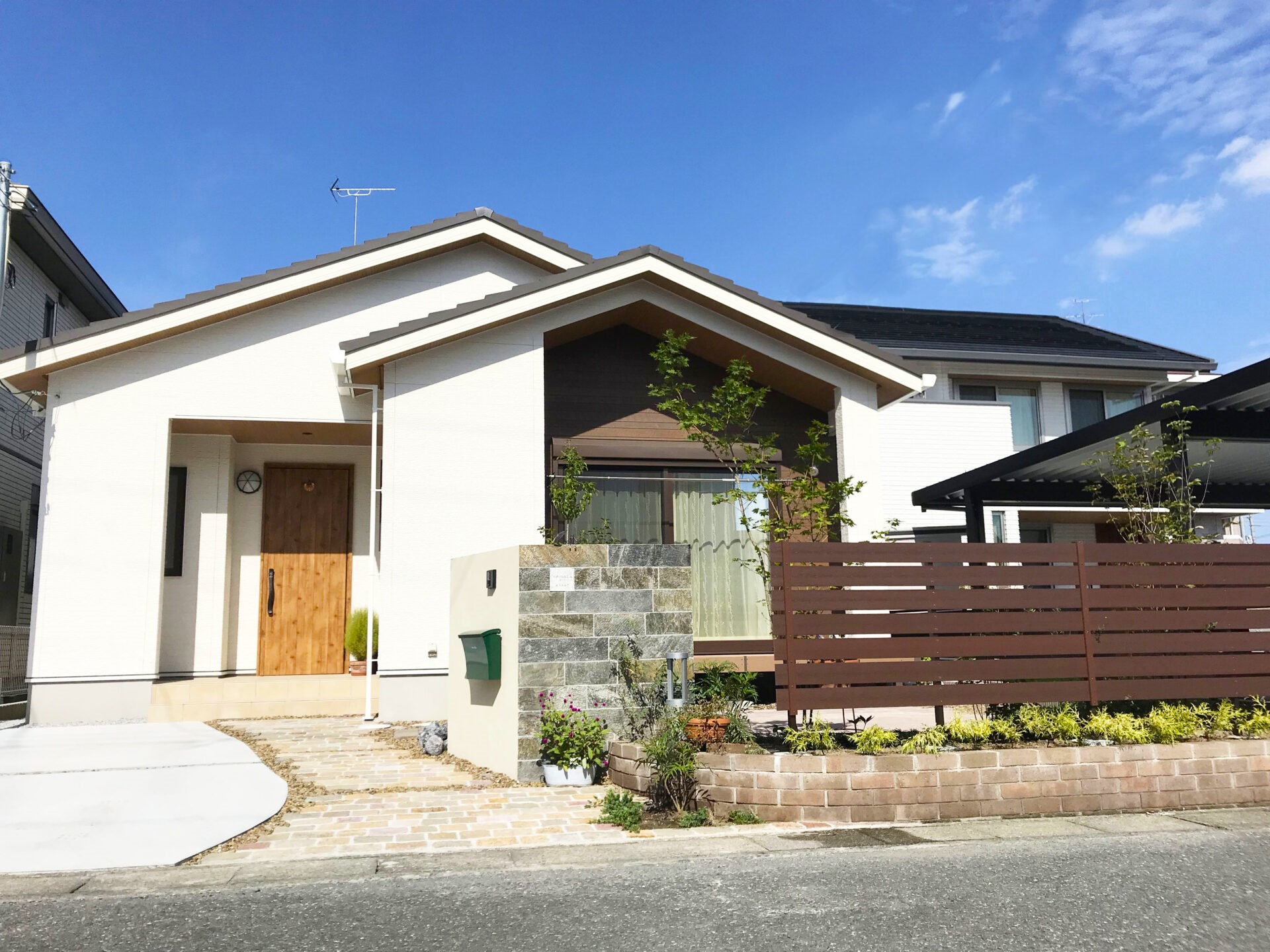 熊谷市 石張りとアルミ素材の門柱が映えるナチュラルな外構