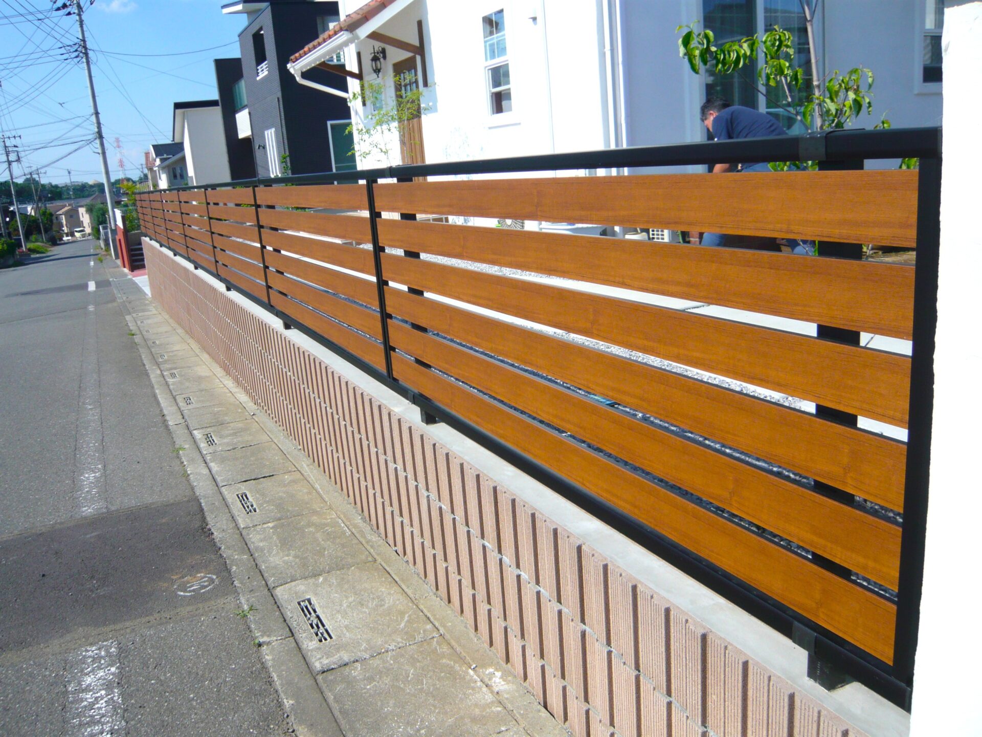 嵐山町　木目調の目隠しフェンスYKK「ルシアスフェンスF04型」