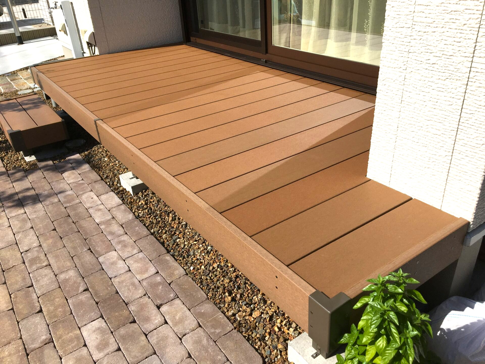 熊谷市　天然木の様な味わいが特徴のウッドデッキ「れい樹」