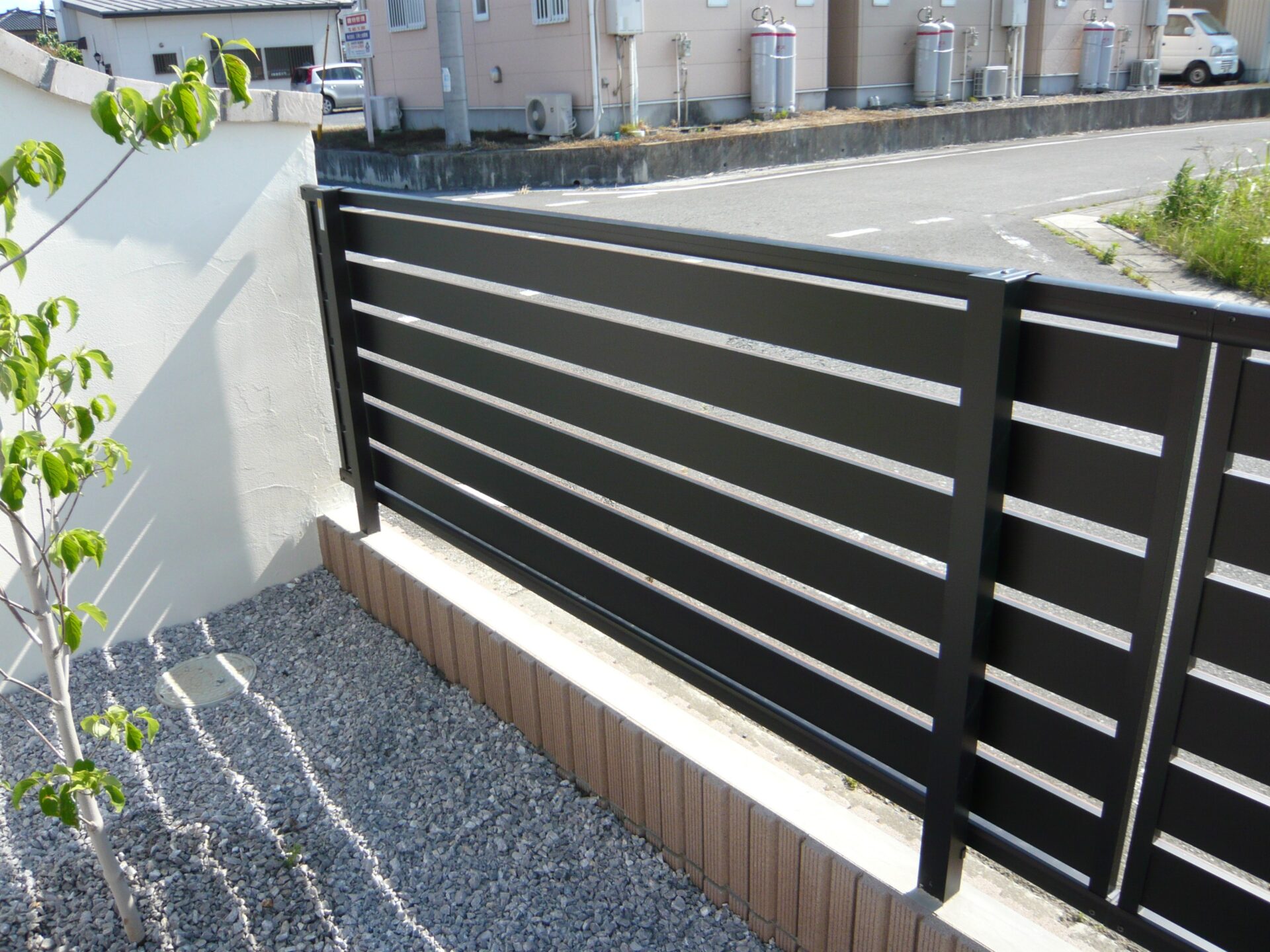 山町　木目調の目隠しフェンスYKK「ルシアスフェンスF04型」端