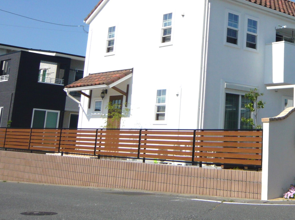 山町　木目調の目隠しフェンスYKK「ルシアスフェンスF04型」の全体