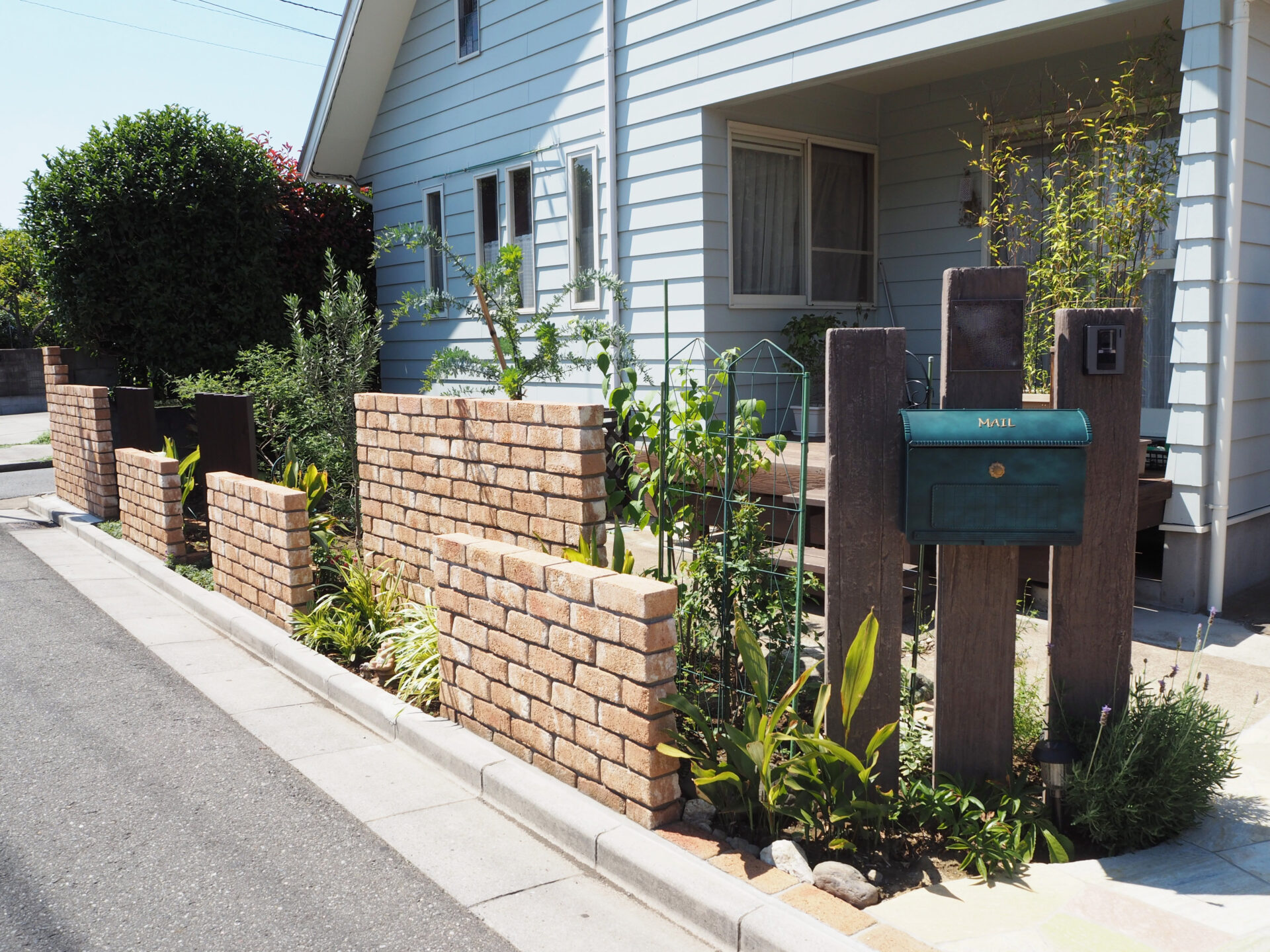 行田市　まるで本物　アンティーク感溢れる枕木のおしゃれ門柱