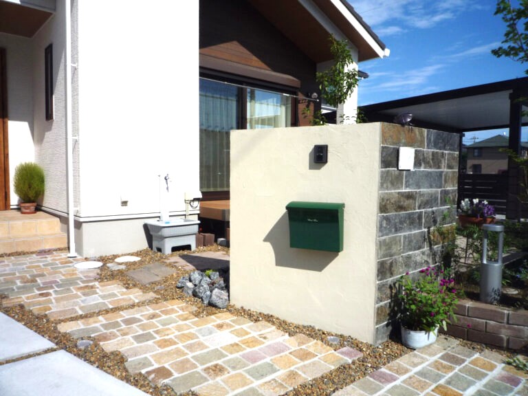 熊谷市　塗り壁と石張り二つのデザインを取り入れたオリジナル門柱