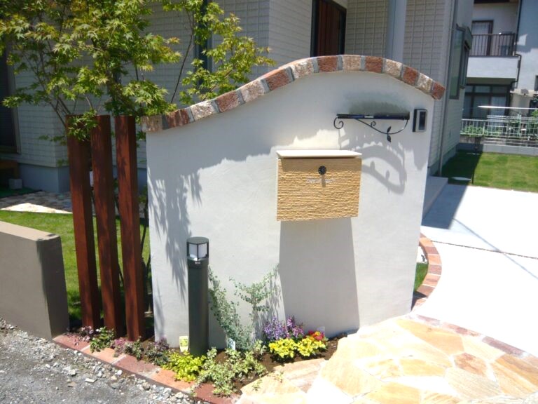 行田市　曲線と可愛らしい配色が優しい印象の塗り壁門柱