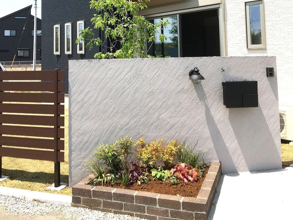 熊谷市　デザインも素材も上品にシンプル！落ち着きあるグレーの門構えと植栽の映えるお庭