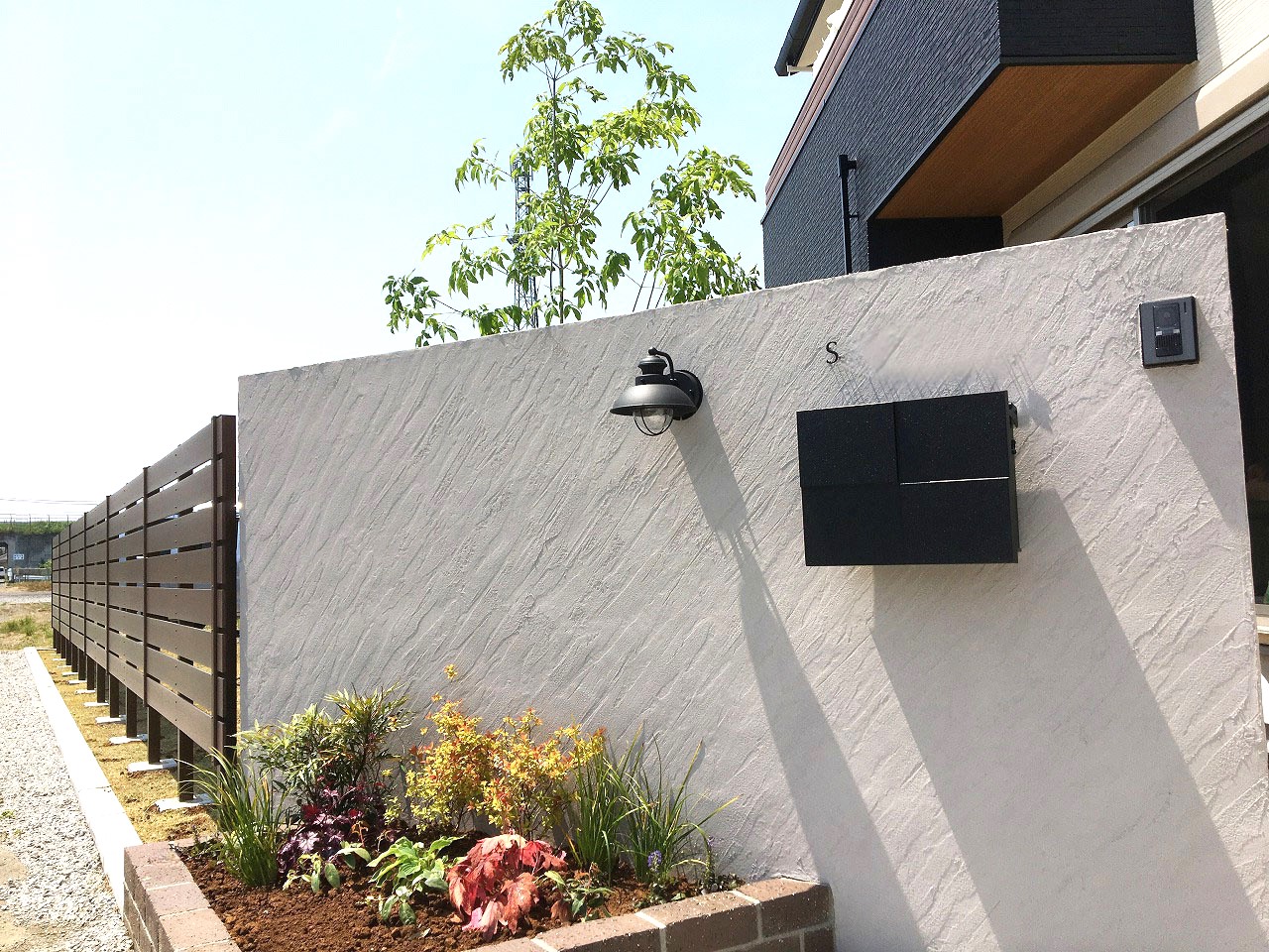 熊谷市　斜めに構えた上品で落ち着いた雰囲気の塗り壁門柱