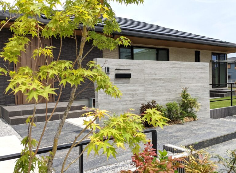 加須市　存在感のある和モダンな門柱が印象的な門まわり