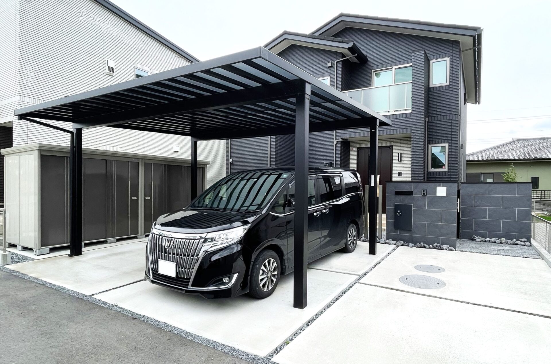 熊谷市　黒のシックな雰囲気が印象的なの2台用カーポート