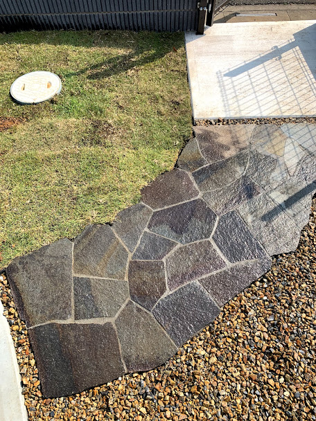 熊谷市：滑らかな曲線が美しい「諏訪鉄平石」のアプローチ