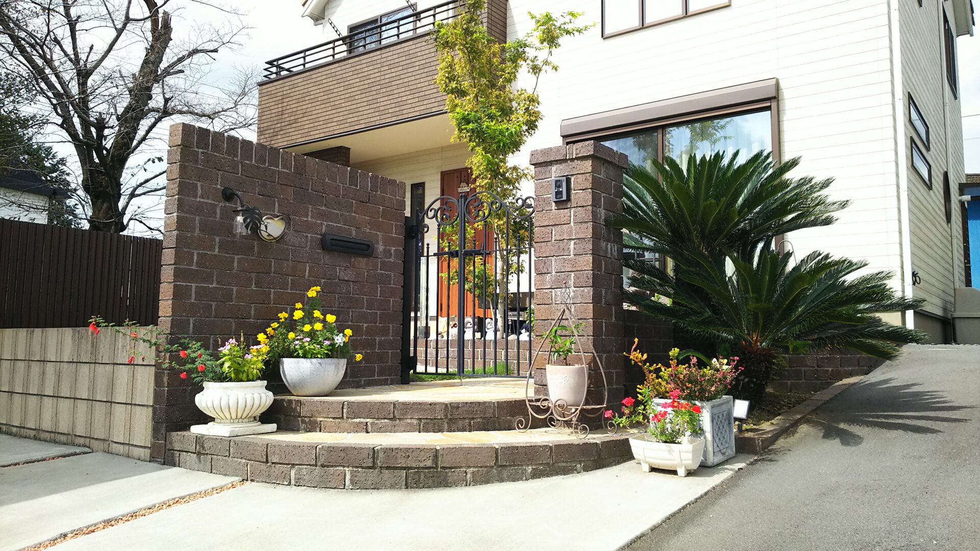 熊谷市　レンガの角柱とアイアンの門扉が上品で華やかな印象の門まわり