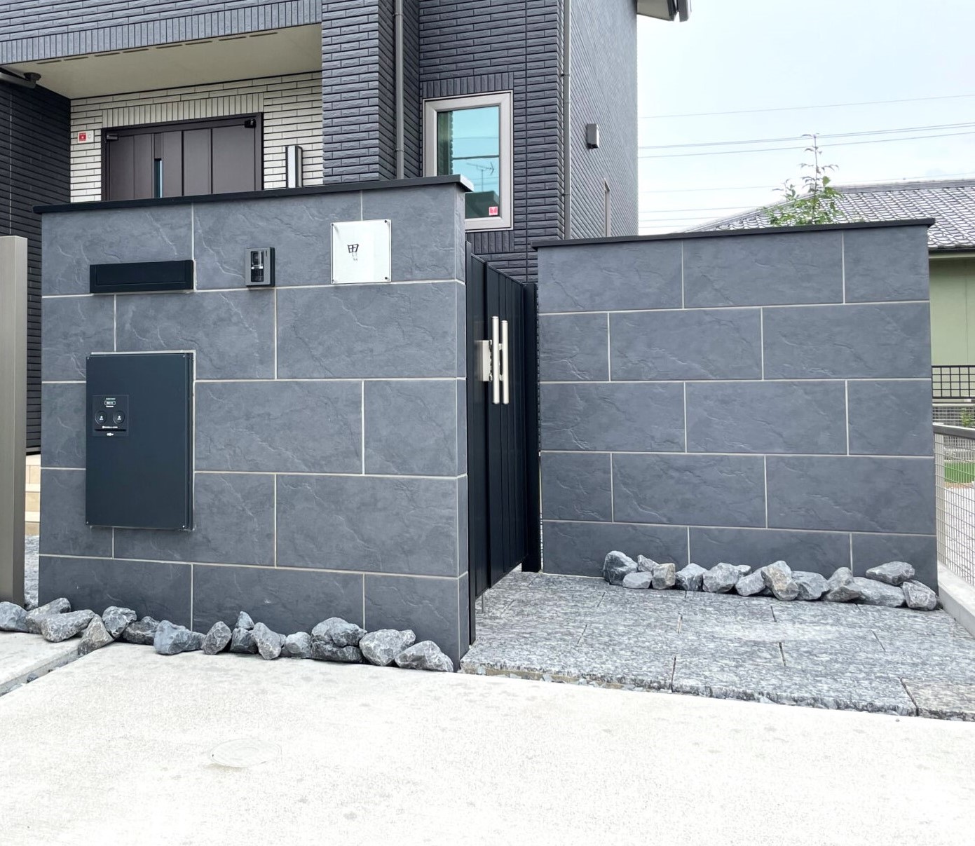 熊谷市　建物と統一感のあるスタイリッシュなタイル門柱