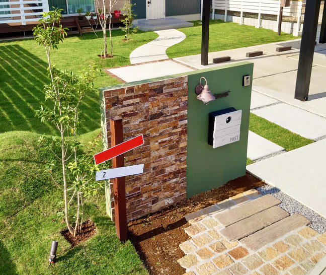 深谷市　グリーンの塗り壁と自然石のボーダータイルのオリジナル門柱