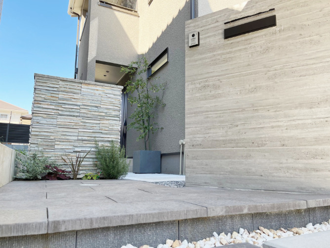 北本市　セラウォールRC杉板とボーダー石材の門まわり