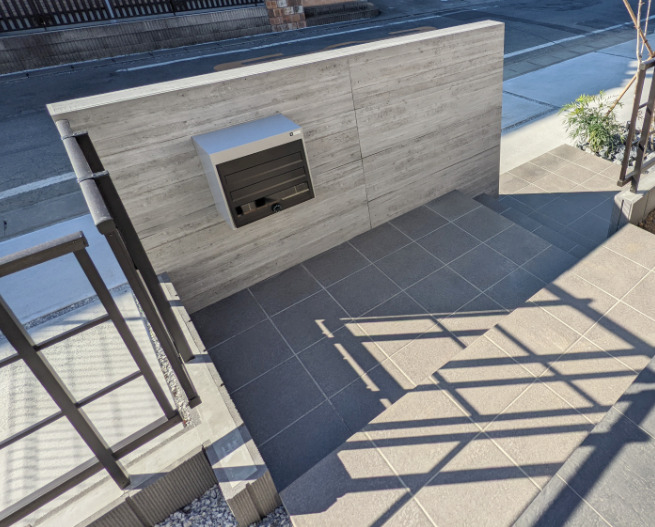 熊谷市：シンプルモダンな門まわり