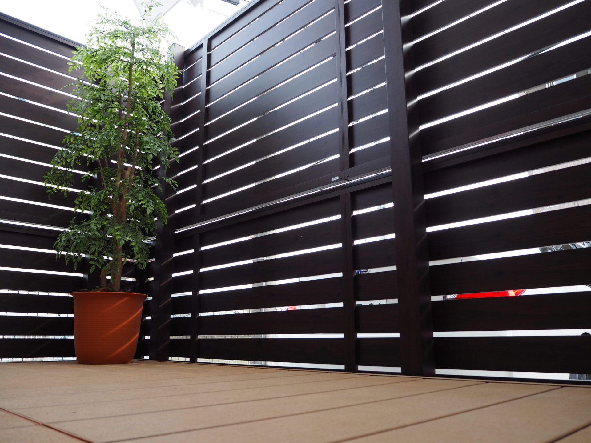 ウッドデッキ「樹ら楽ステージ」×目隠しフェンスで理想のプライベート空間に