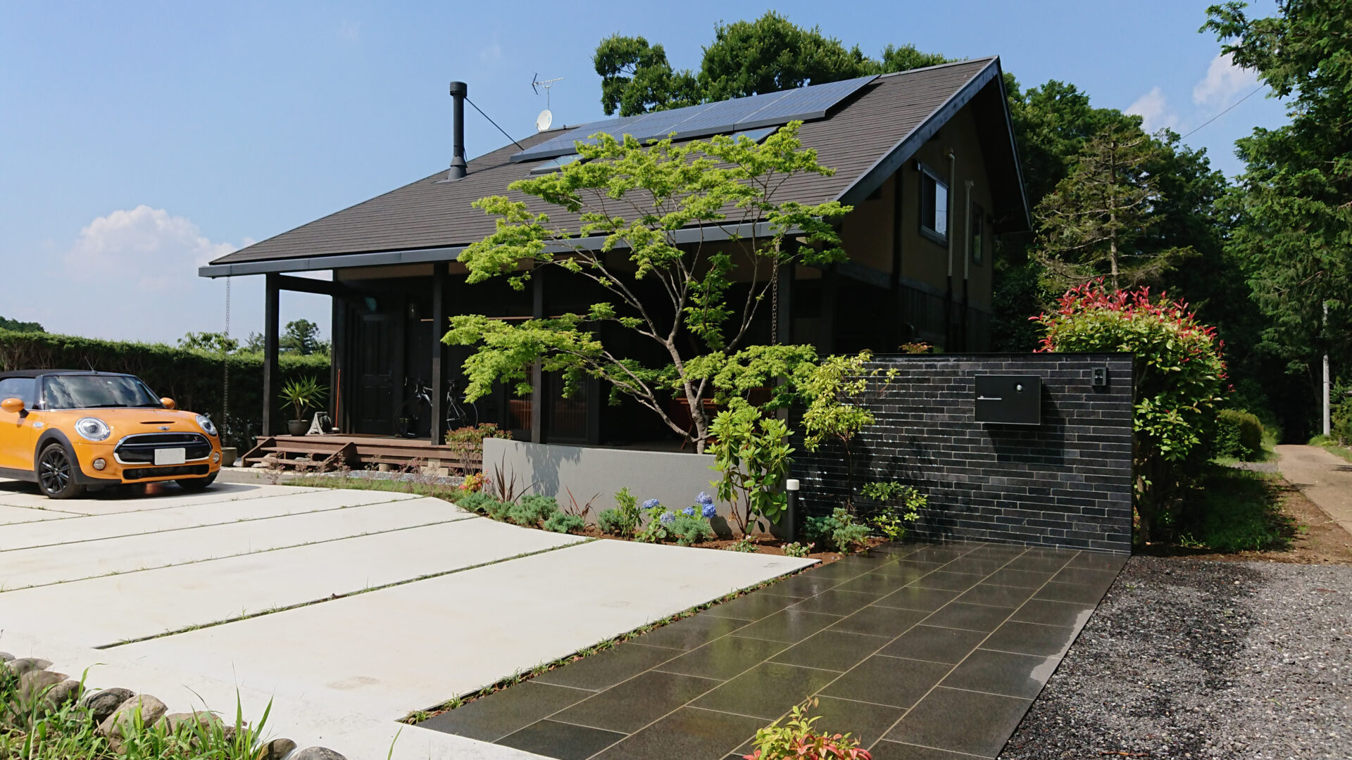 東松山市 自然に溶け込む大屋根のご自宅が映えるオープン外構