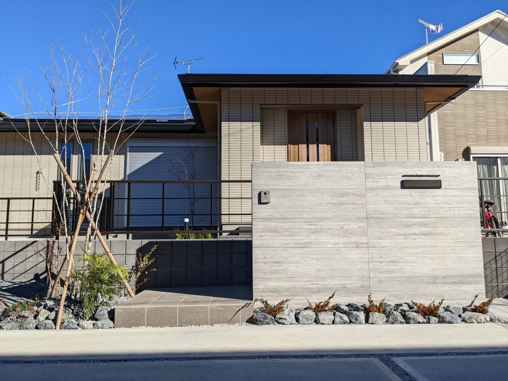 熊谷市 シンプルにカッコよく 平屋を引き立てるエクステリア
