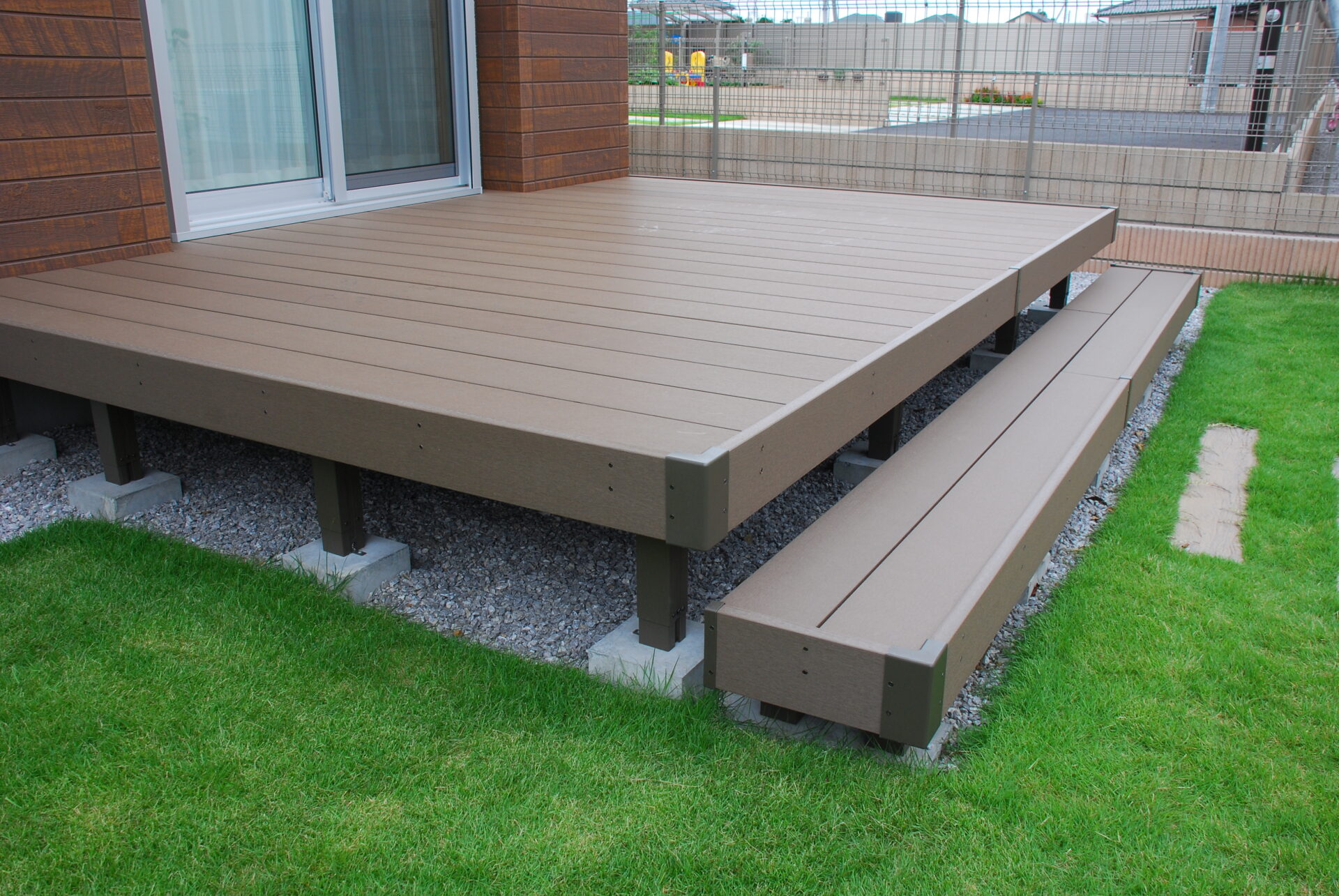 行田市　ウッドデッキとTM９の色鮮やかなグリーンの芝が素敵なお庭