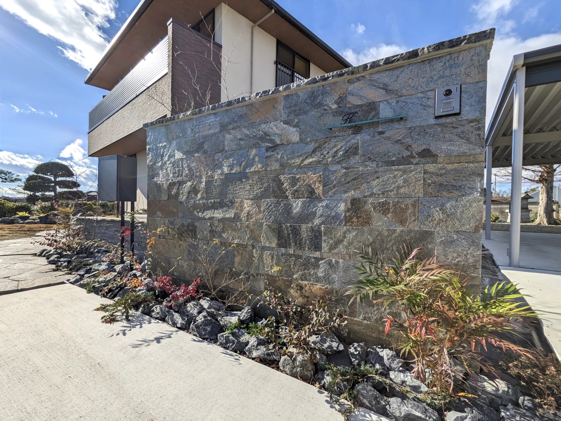 羽生市　天然石貼りの門柱のあるこだわりが詰まったお庭