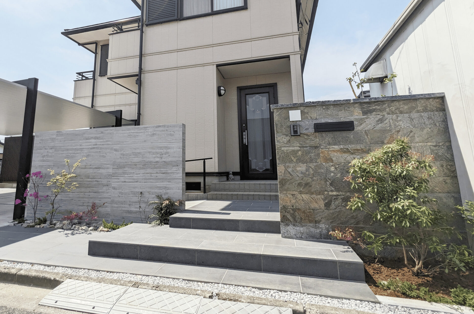 行田市　左右で異なる素材の門柱が目を引く門まわり