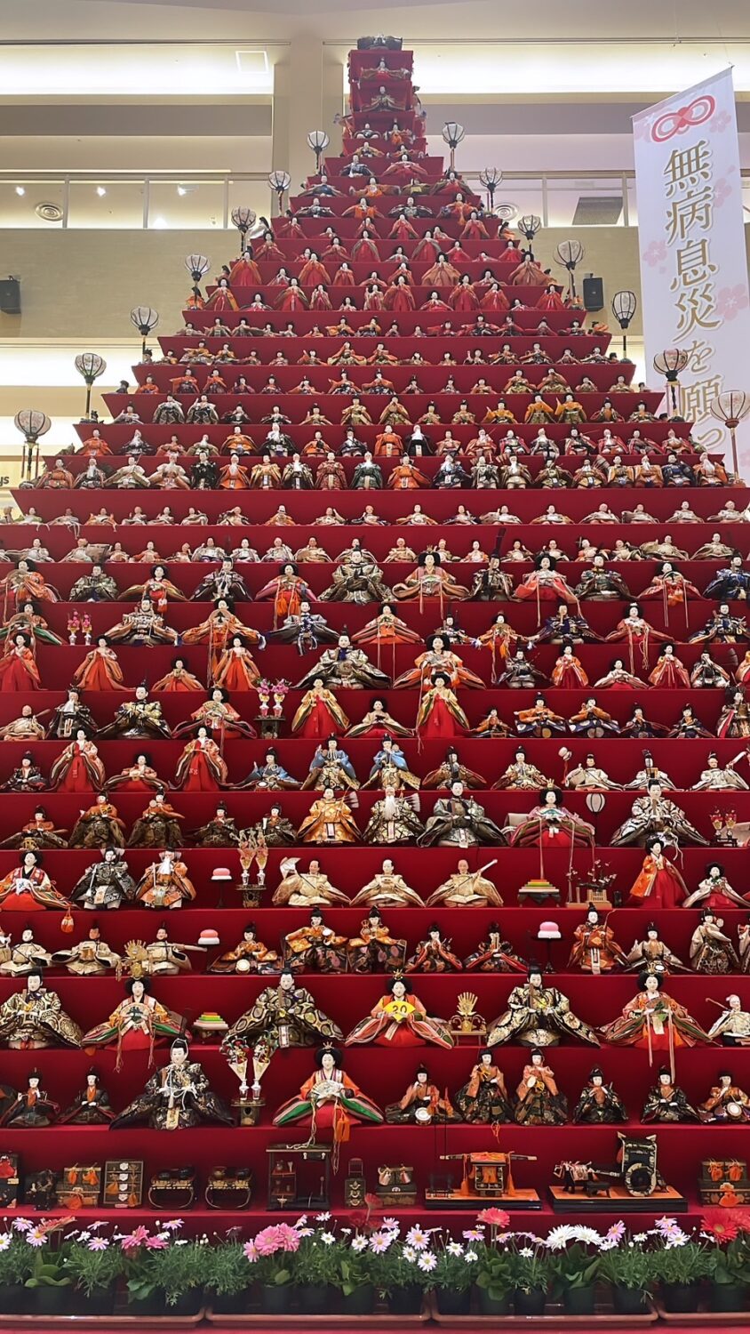 エルミこうのすで開催中のびっくりひな祭り2024のひな壇
