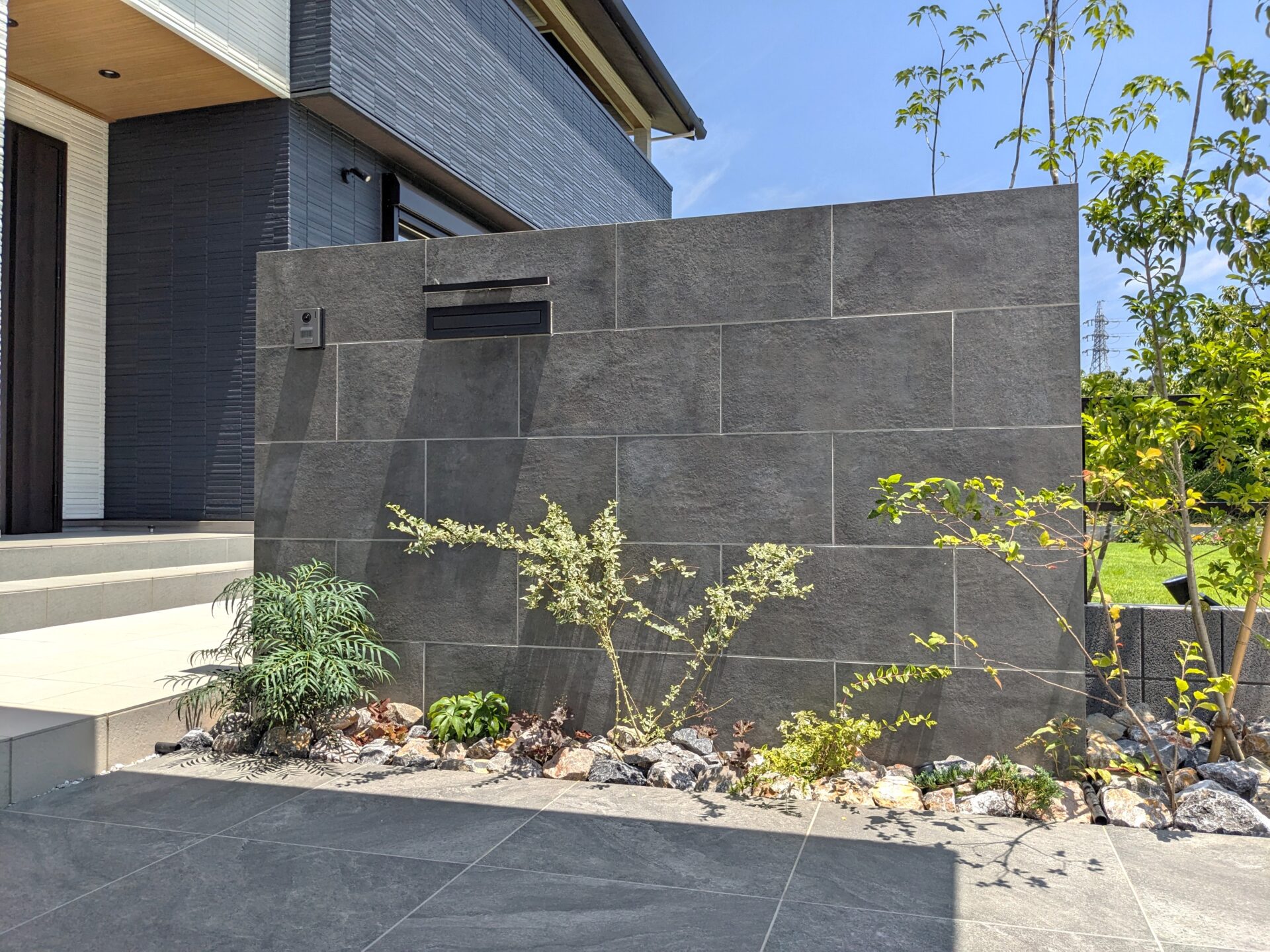 滑川町　モダンで洗練された印象の門柱