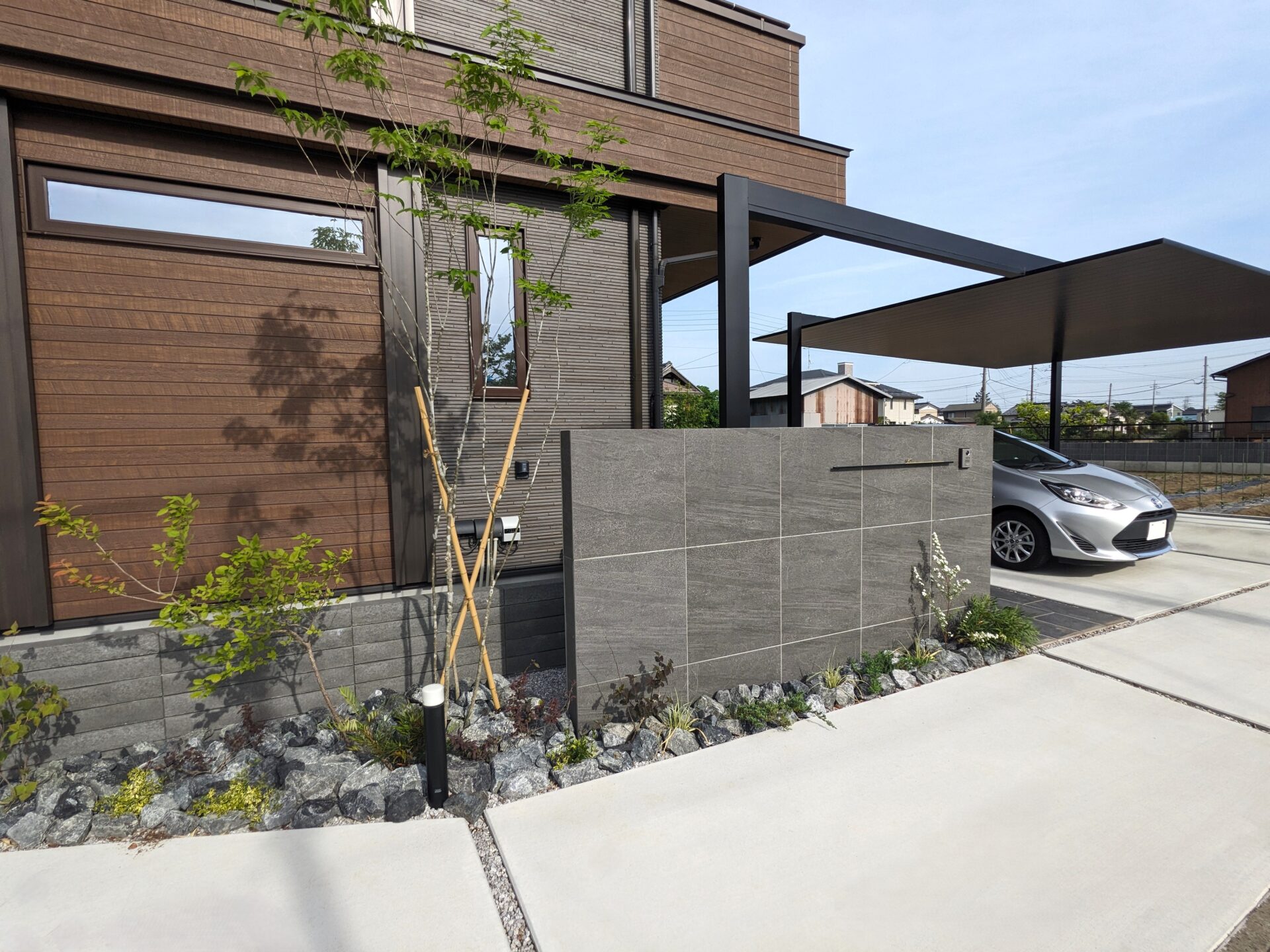 熊谷市：黒を基調としたシンプルモダンなエクステリア
