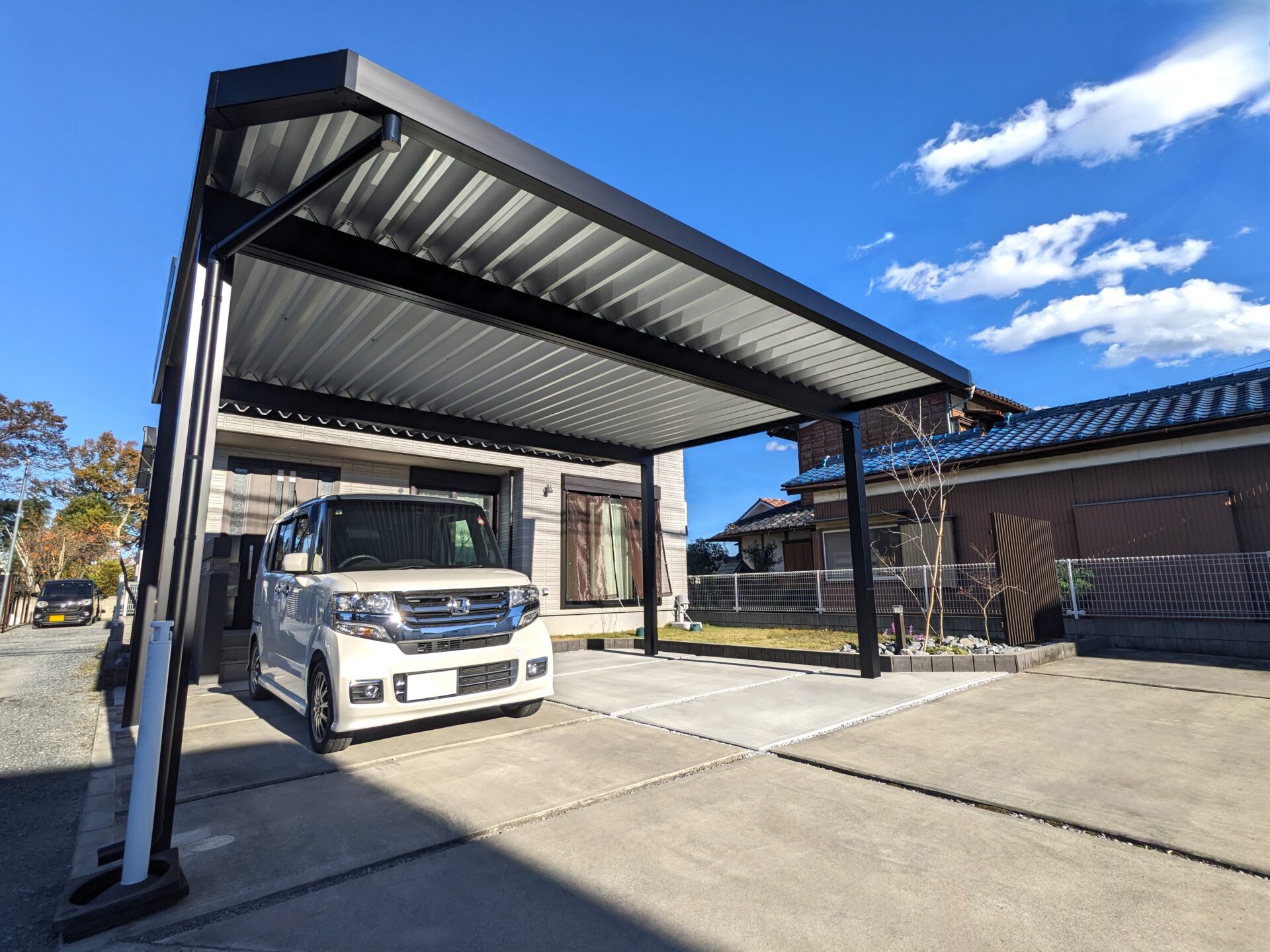 深谷市　耐候性に優れたスマートな構造のカーポート
