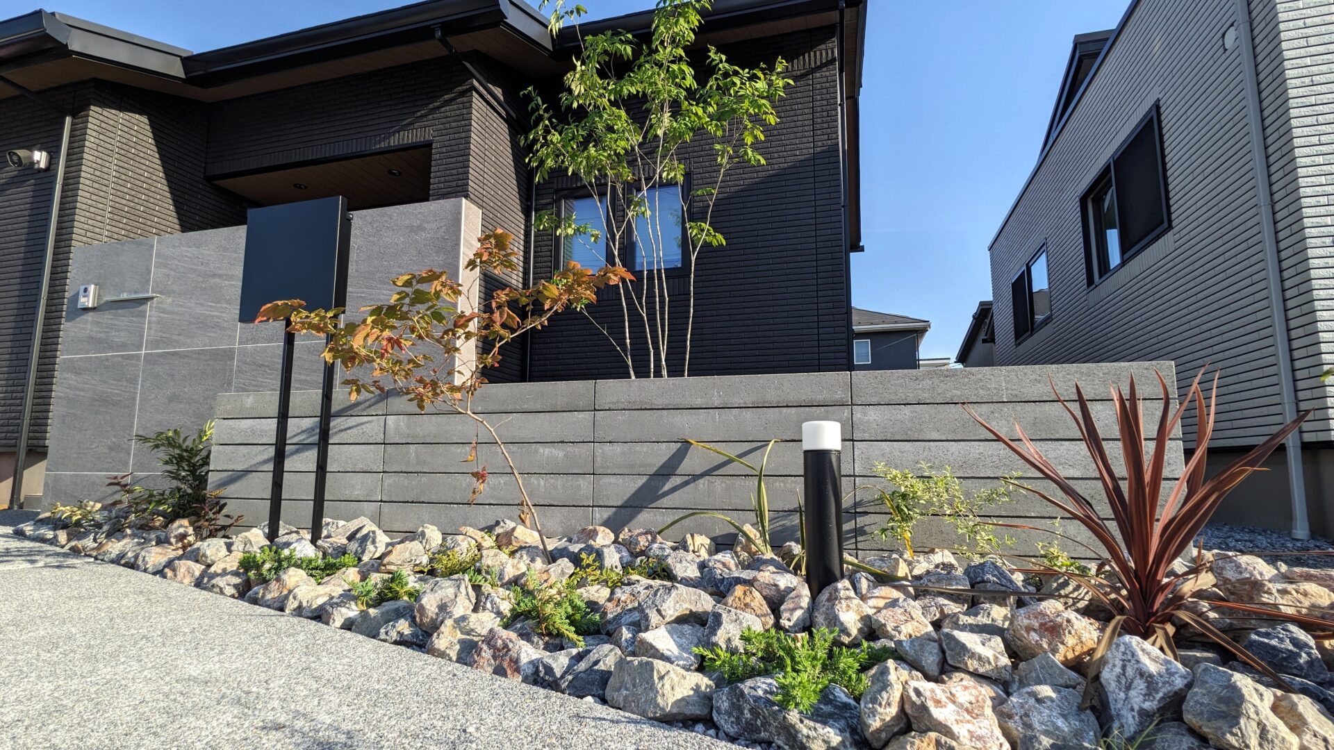 羽生市　門柱×アクセントウォールと植栽のバランスが綺麗な門まわり