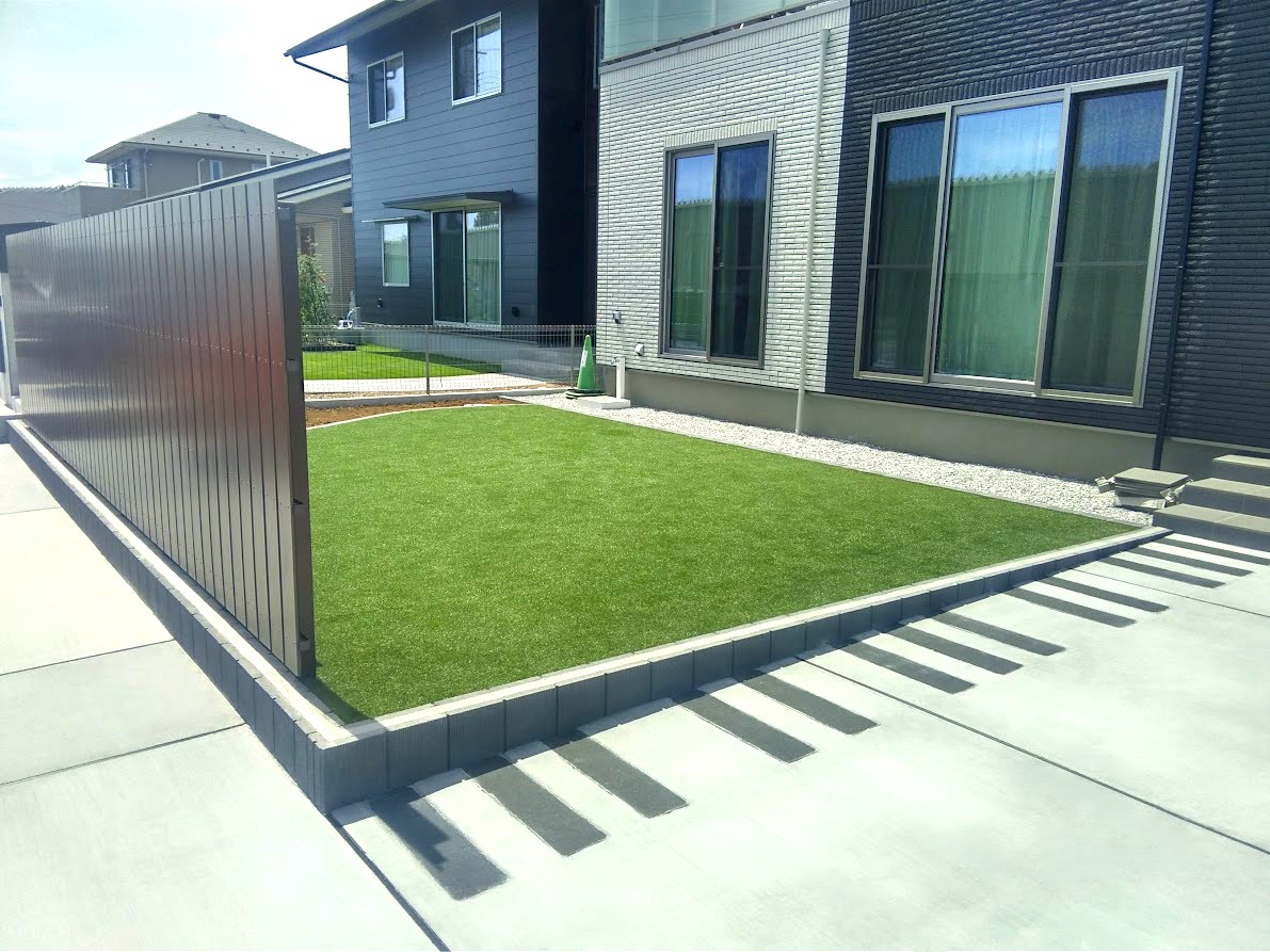 羽生市　ピアノのデザインが印象的なアプローチ