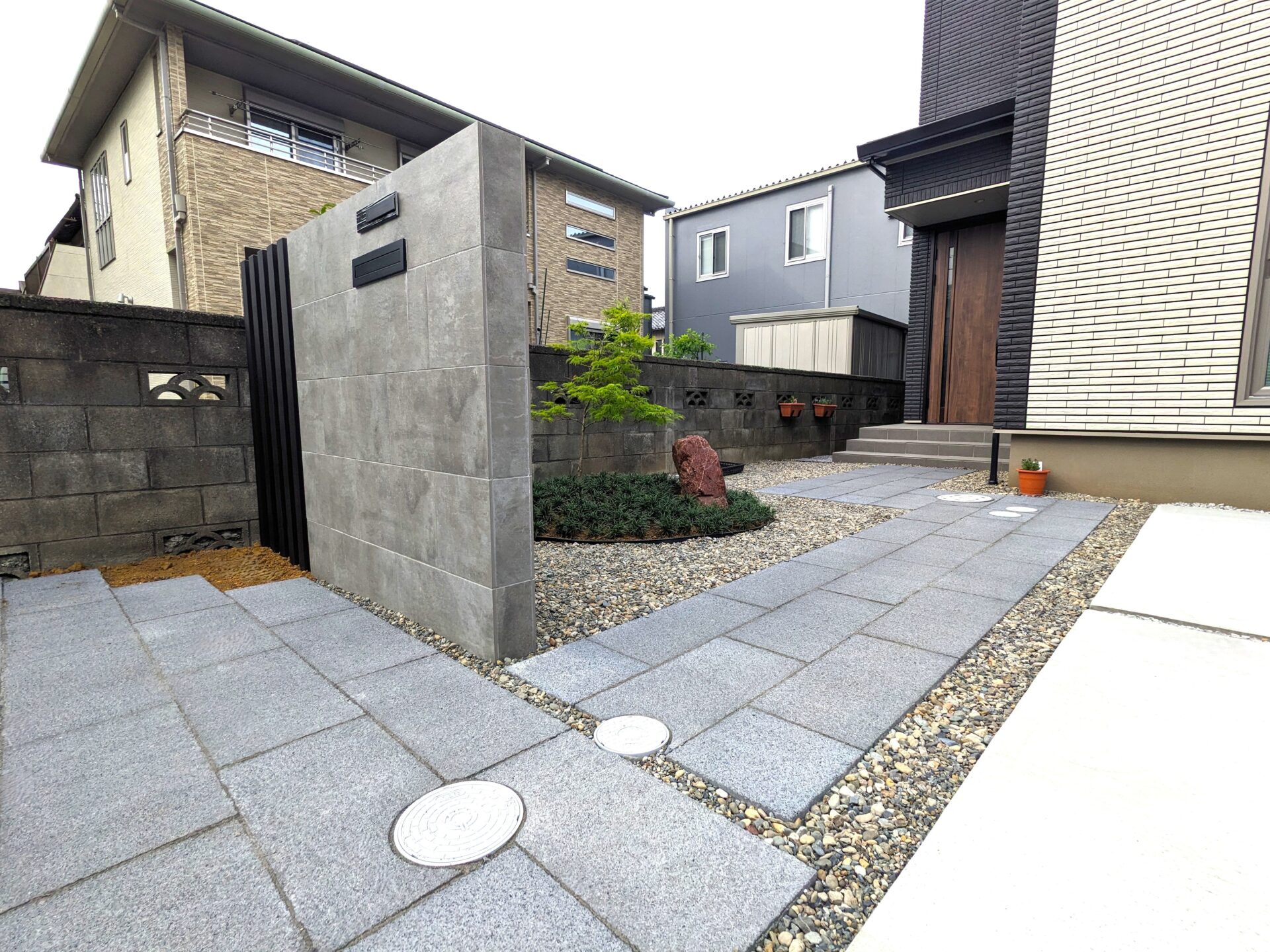 北本市　シックな色合いの和モダンなアプローチ