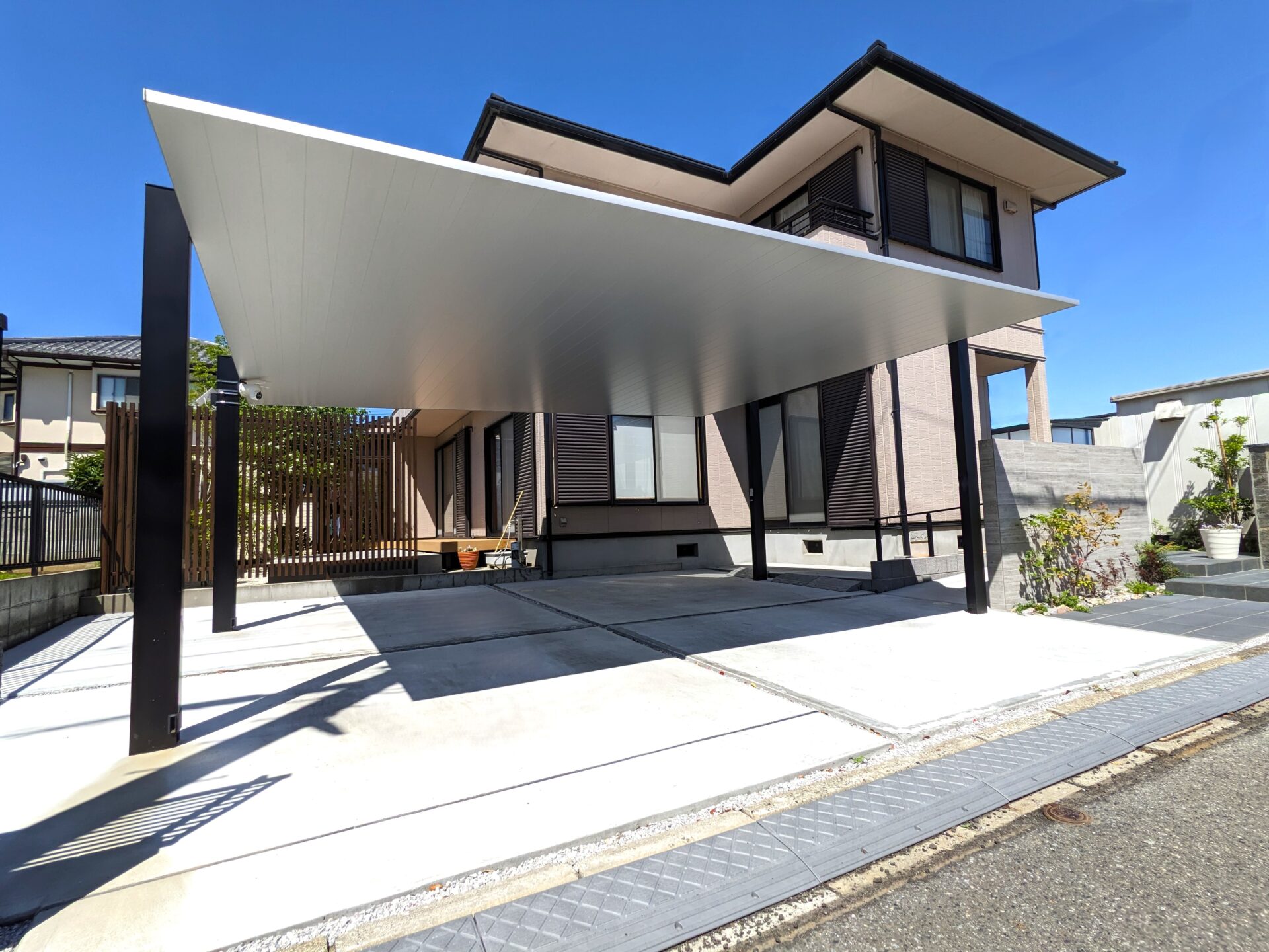 行田市　建物によく調和する「カーポートSC」