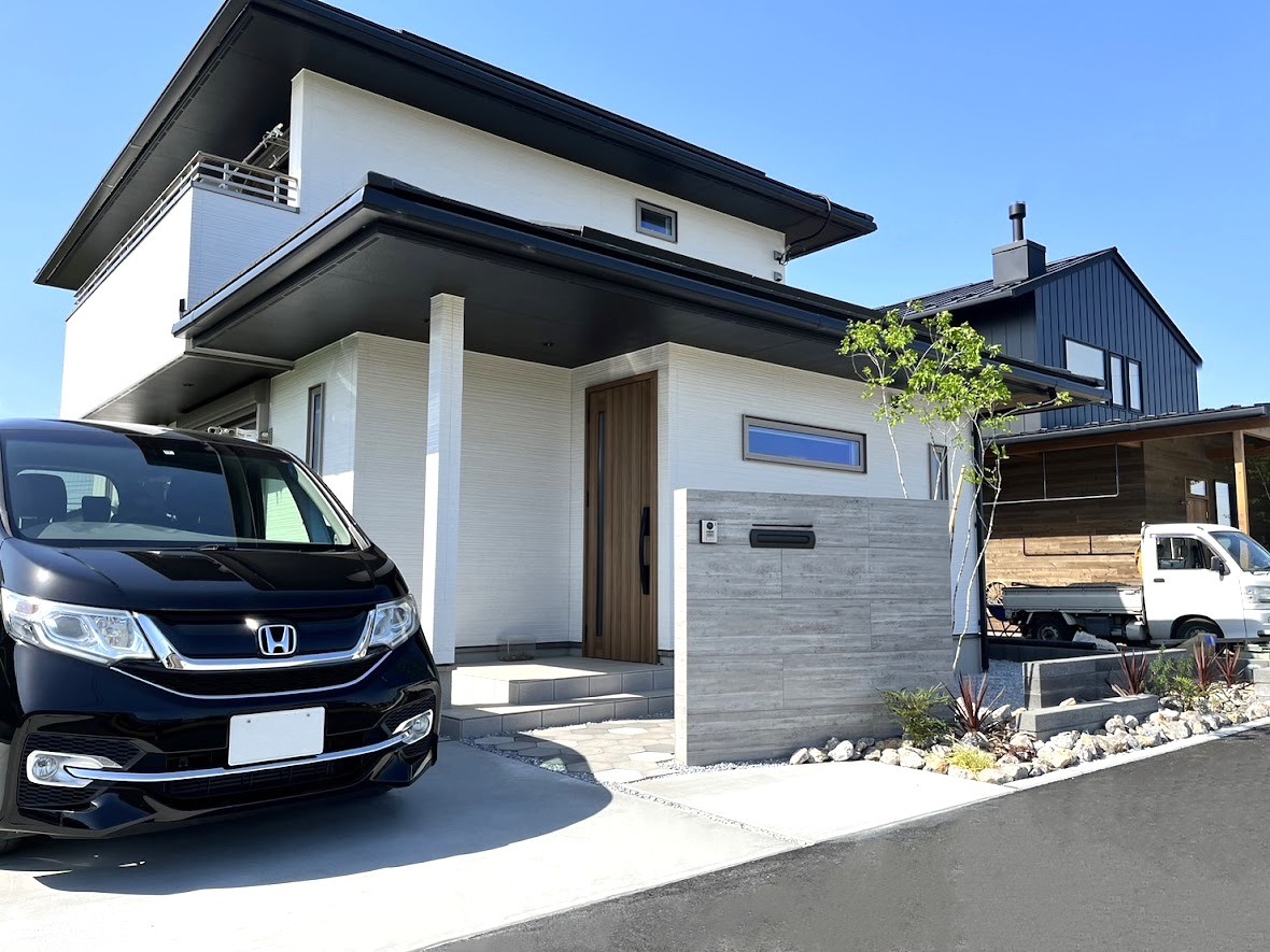 深谷市　門柱の配置にこだわったシンプルモダン外構