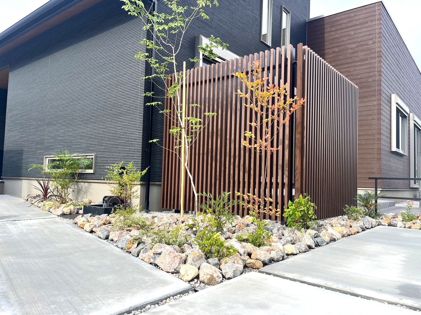 羽生市　植物とのバランスが美しい縦格子の目隠しフェンス