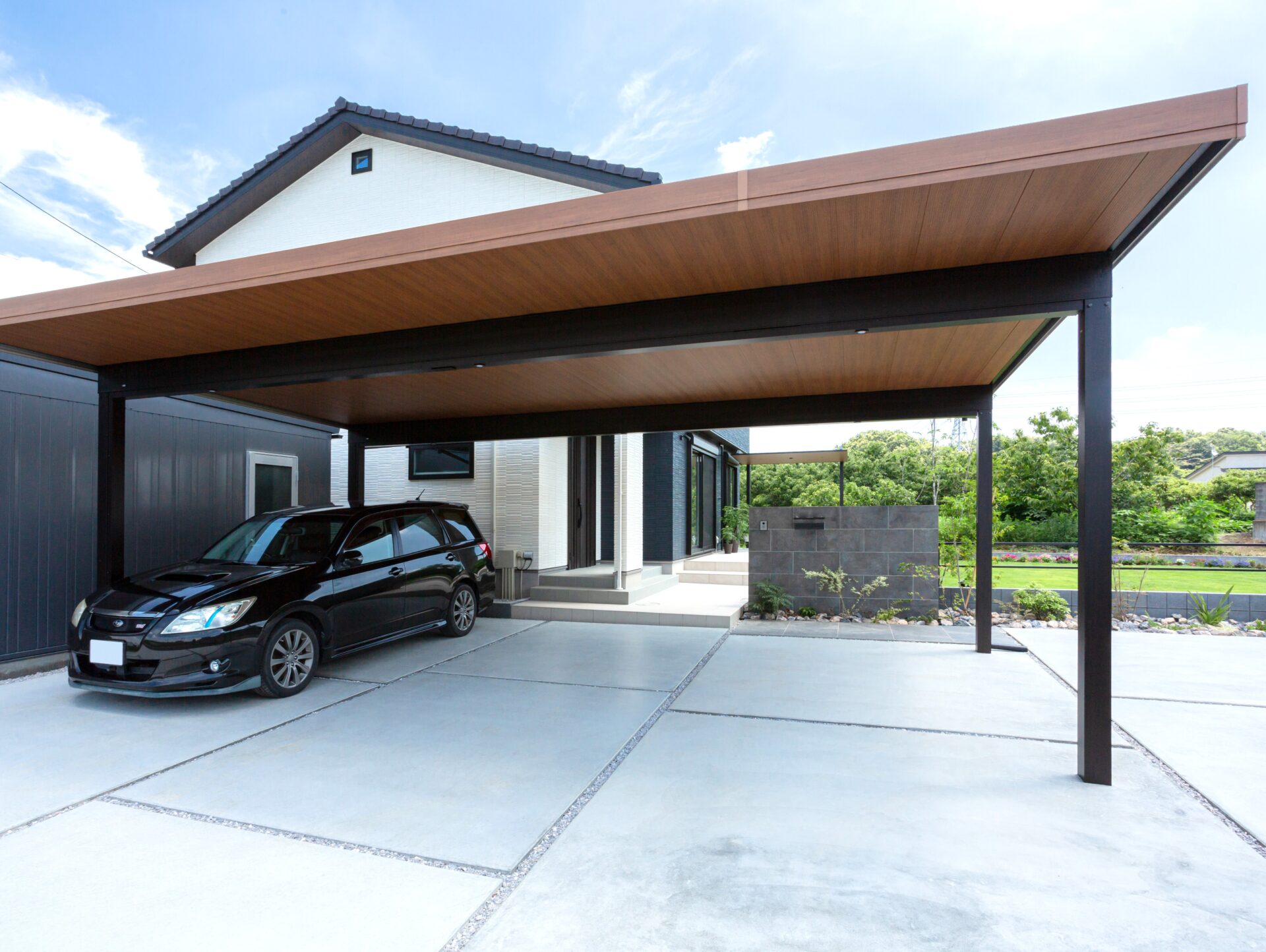 滑川町　木調×ブラックの重厚感あるカーポート