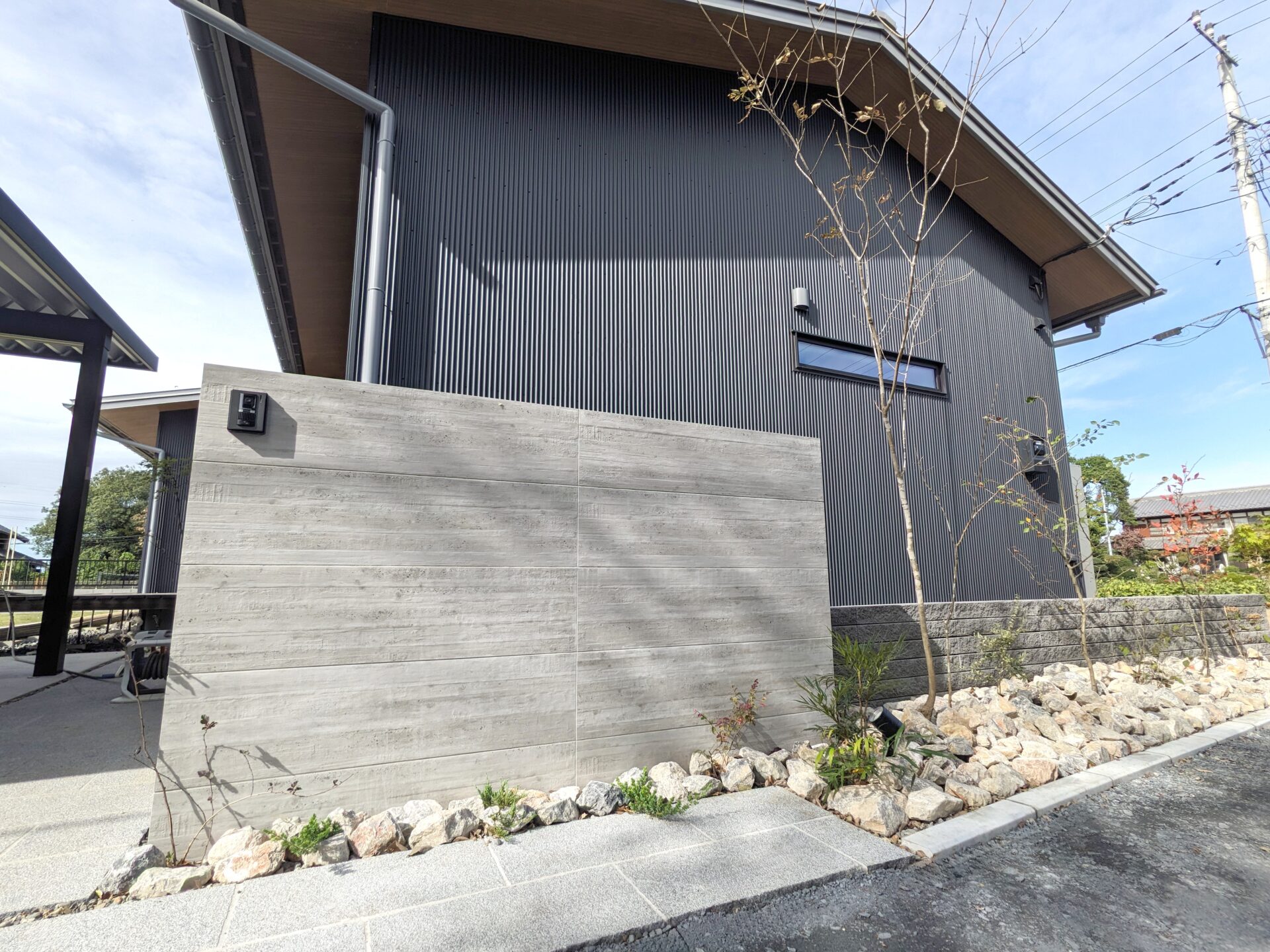 行田市　シンプルモダン×ナチュラルなセミクローズ外構