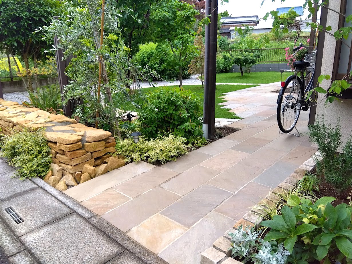 伊奈町　ナチュラルな雰囲気のデザイン性の高いアプローチ