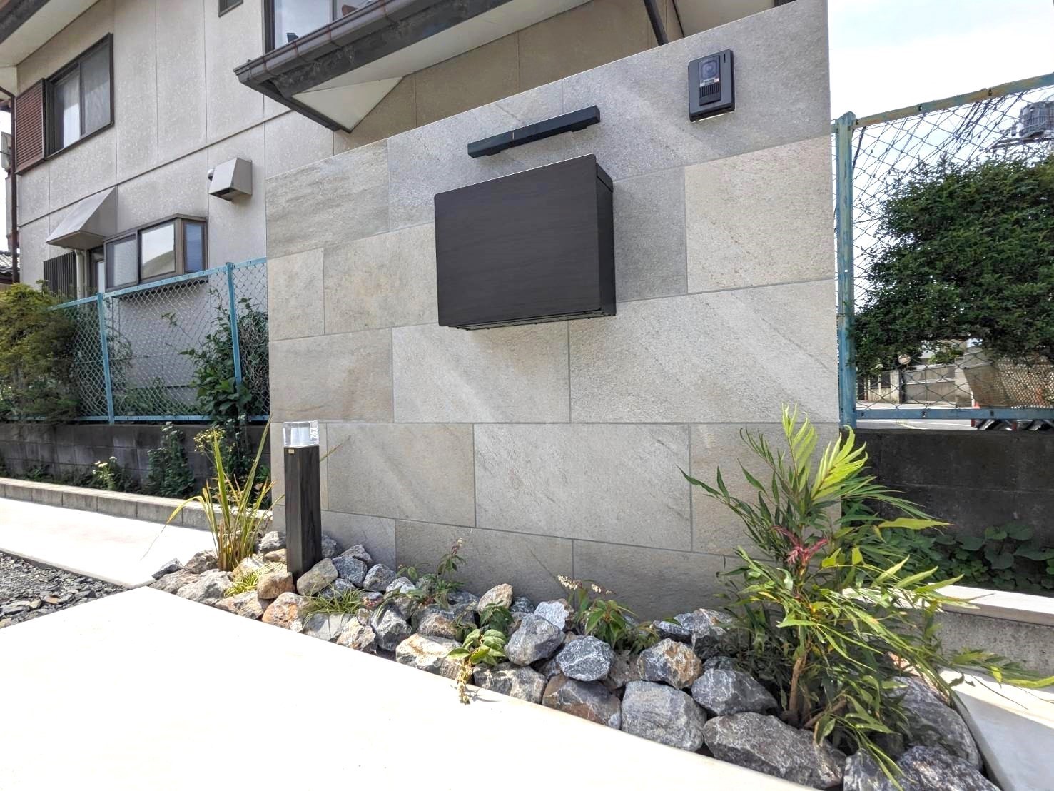 鴻巣市　天然石調のタイルでシンプル×ナチュラルな門まわり