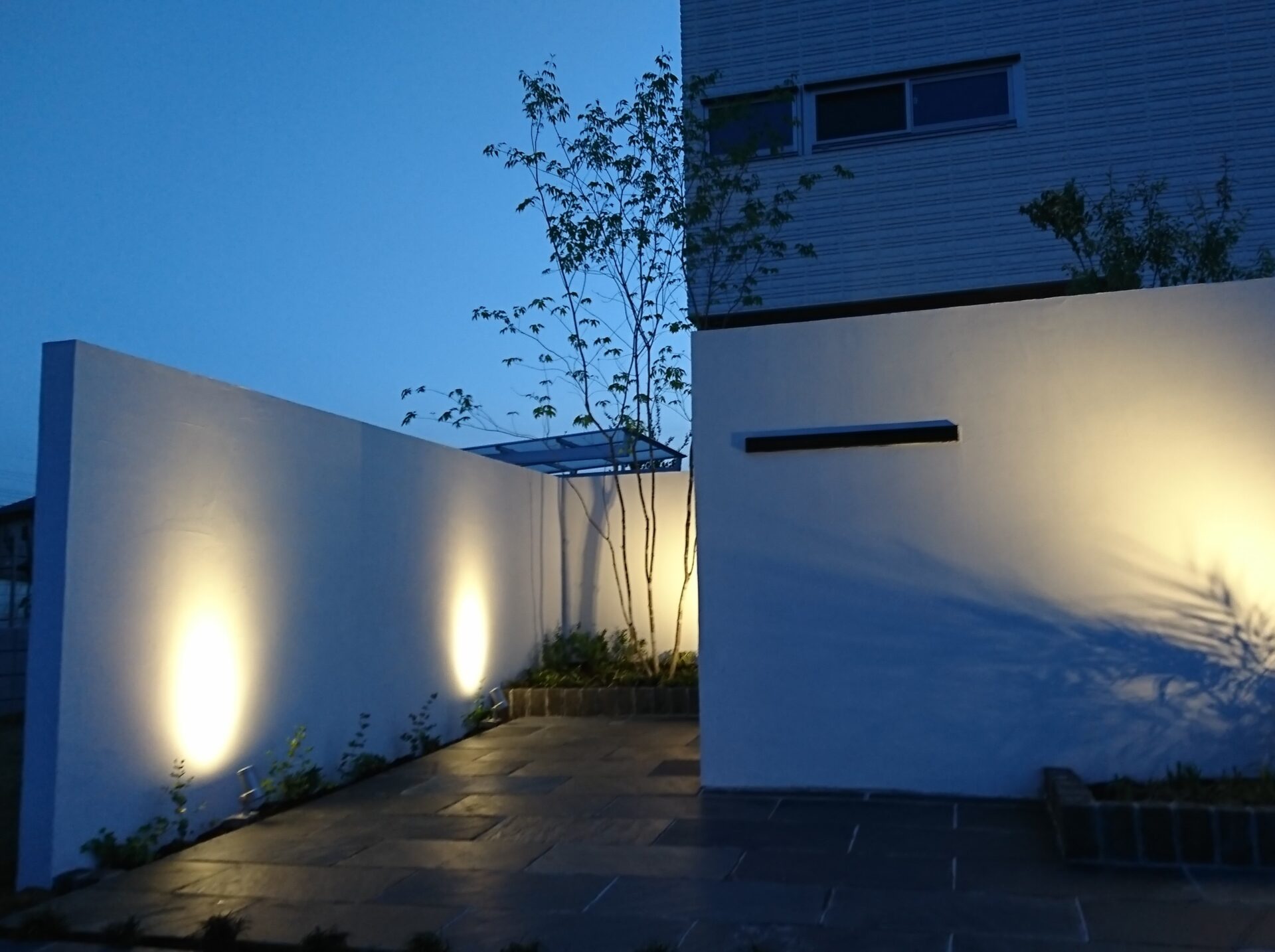 北本市　白壁と植栽が映える上品なライティングの演出