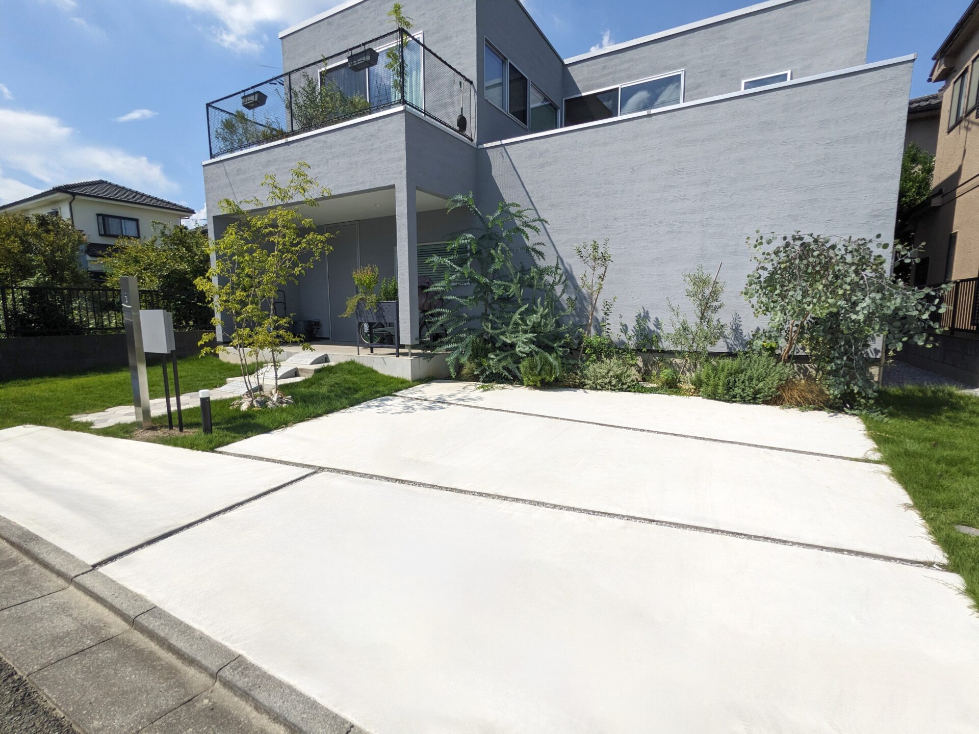 北本市のシンプルモダンんな新築外構