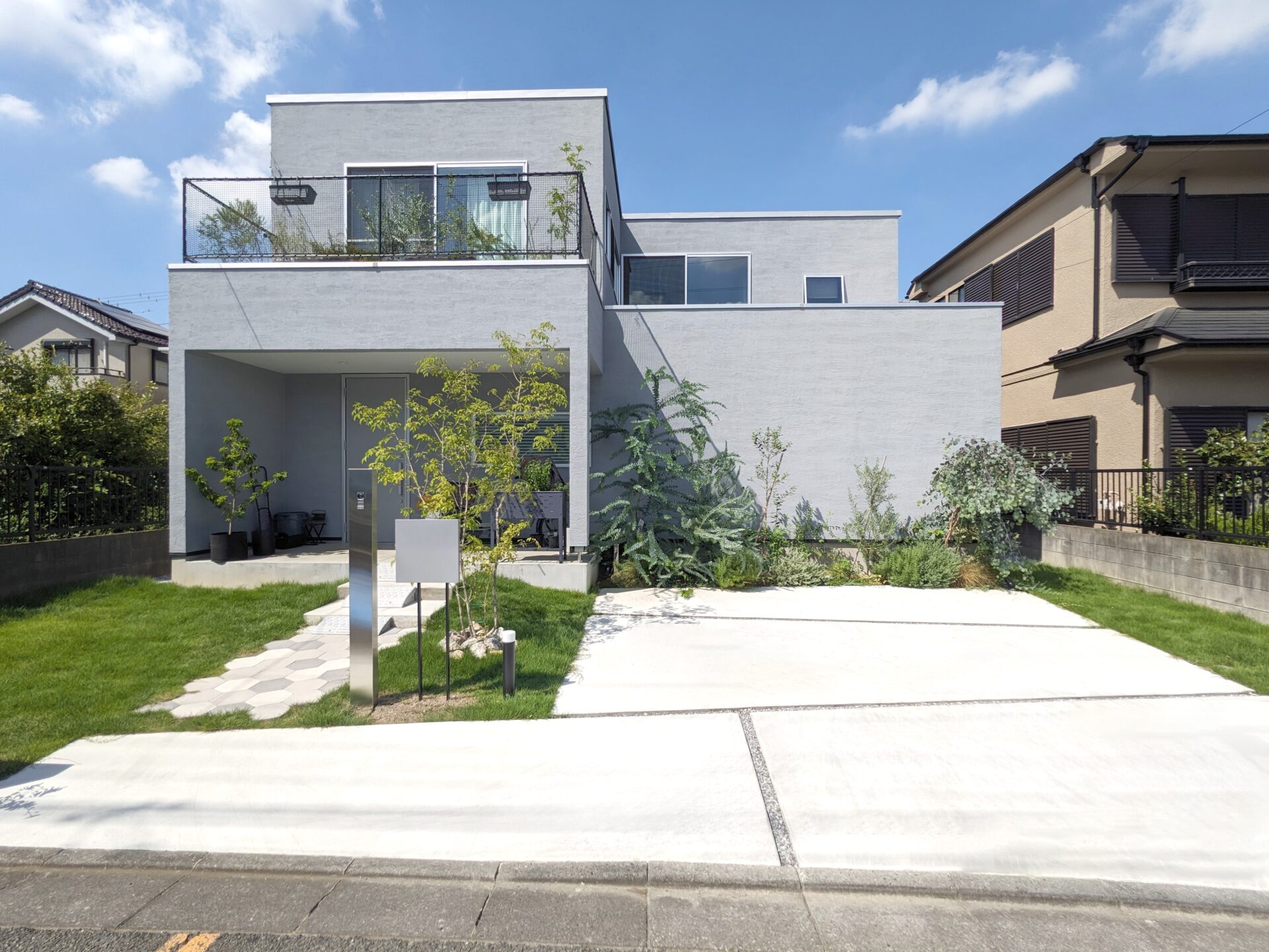北本市のシンプルモダンんな新築外構