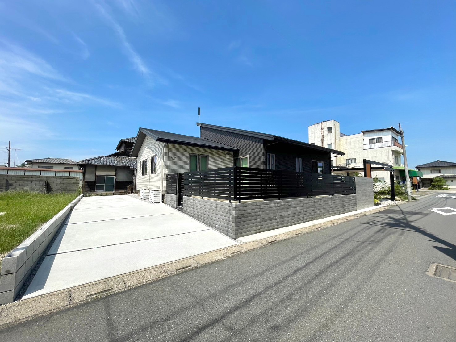 羽生市のシンプルモダンな新築外構