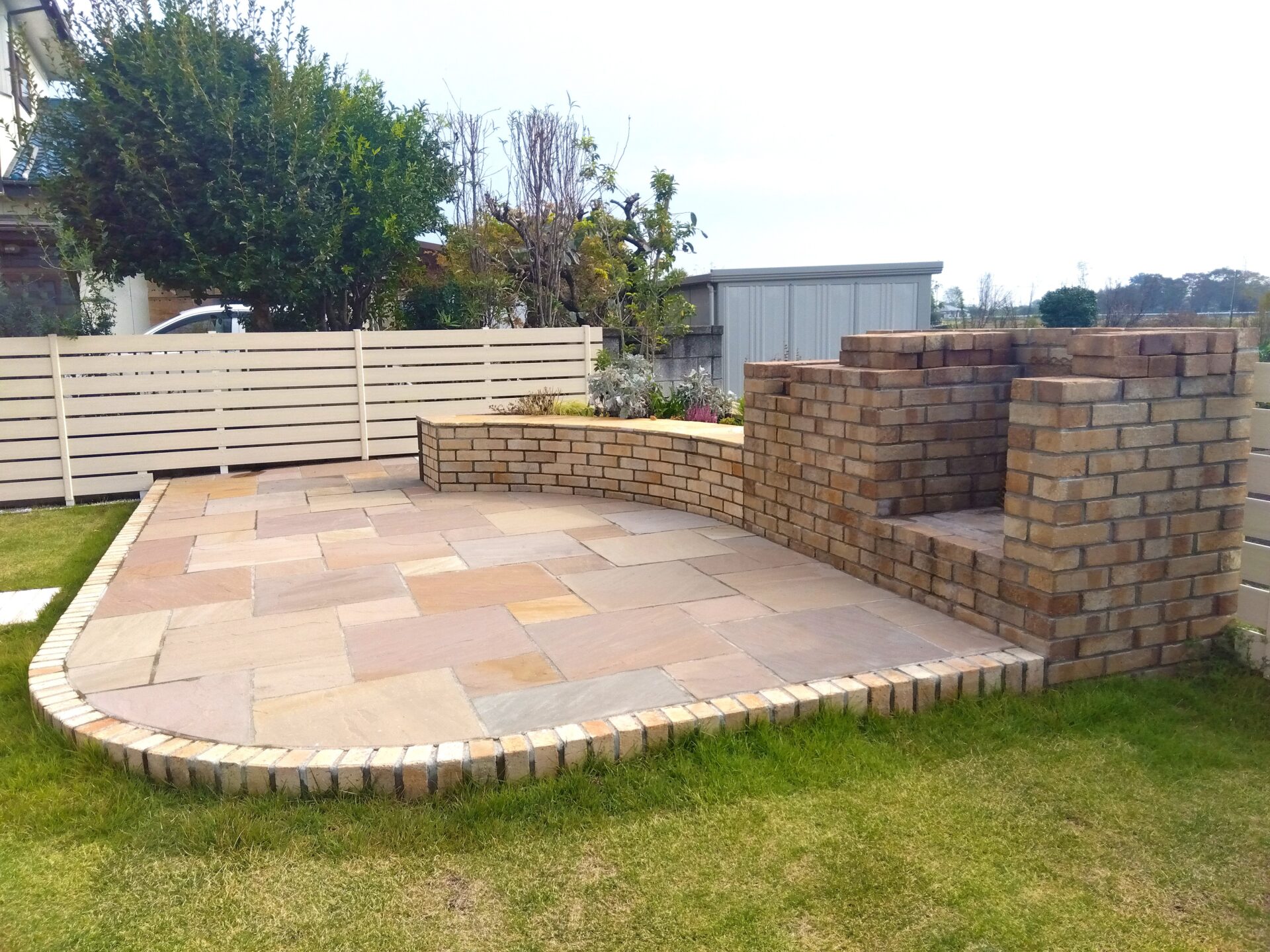 鴻巣市　広々としたBBQ炉が印象的なお庭