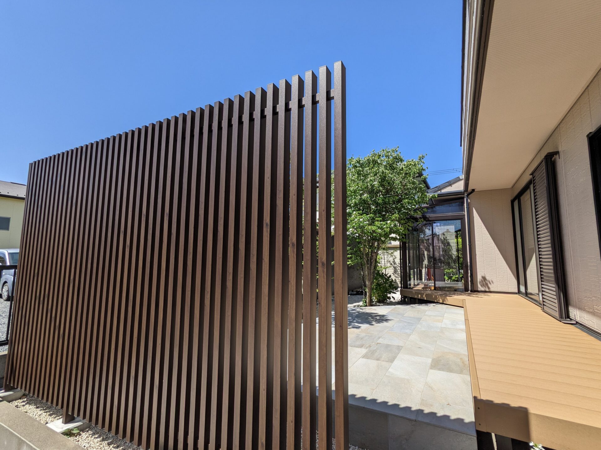 行田市　生垣から縦格子フェンスへの洗練リフォーム