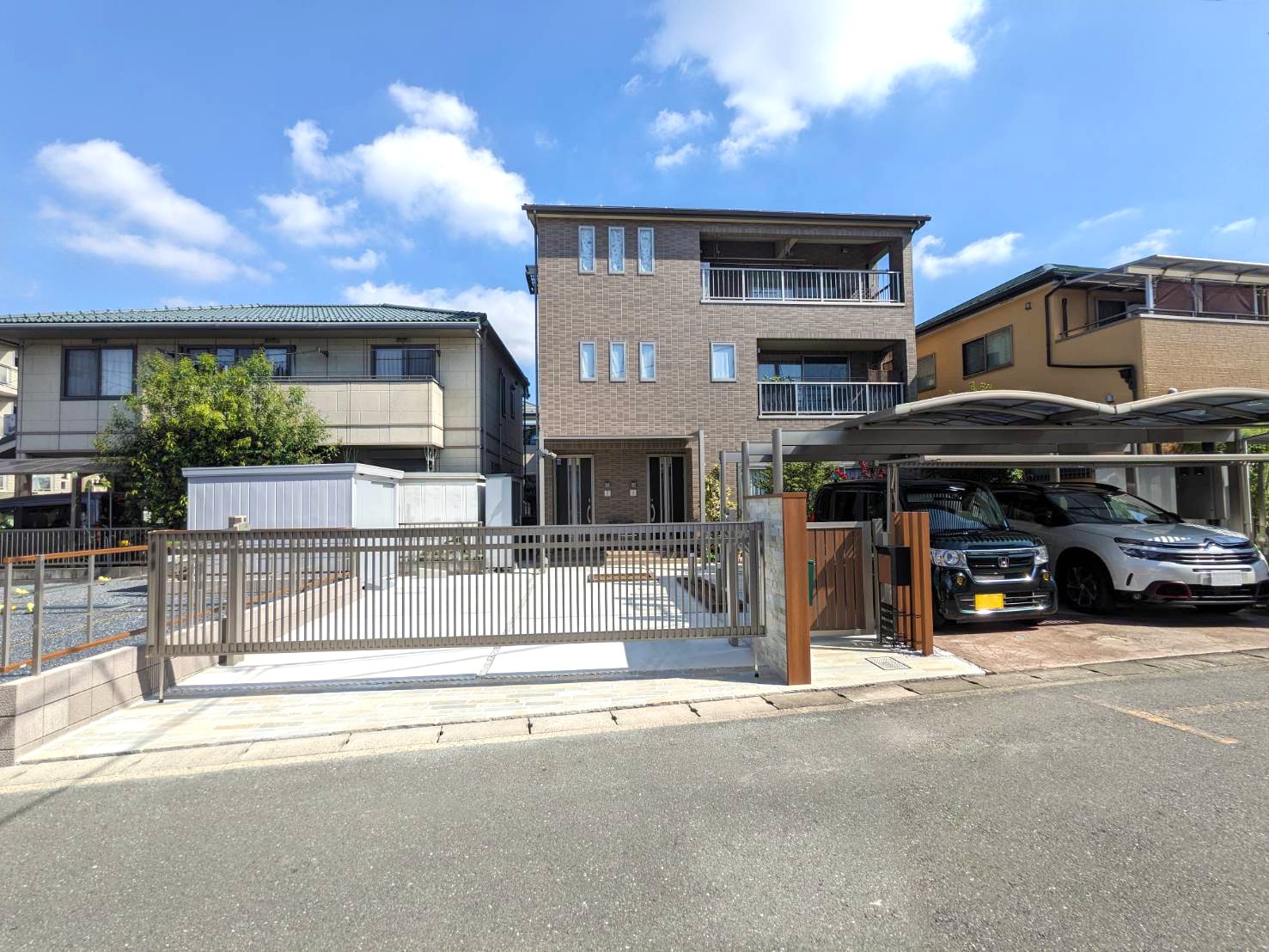 坂戸市　ナチュラルな印象の防犯面も安心なクローズ外構