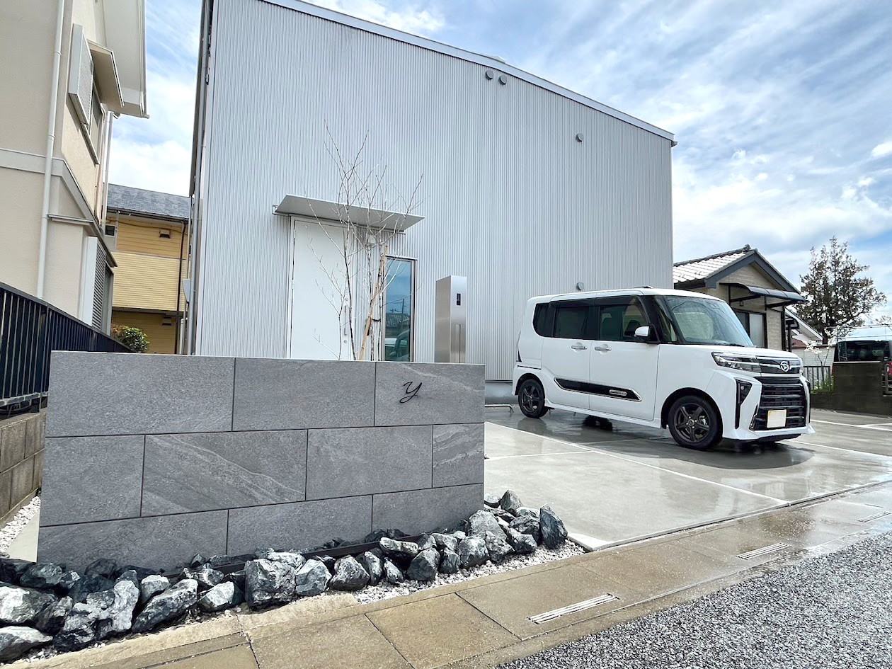 熊谷市の無印の家、無機質で洗練されたシンプルモダンな新築外構